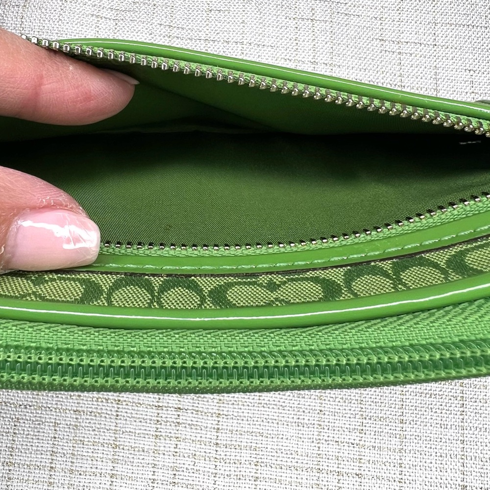 Coach Vintage Vibrant Green Wristlet Wallet Silver Accents NWOT Never Used RARE - Picture 7 of 14